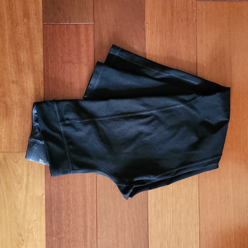 🔴Active by Old Navy Black workout leggings with back zip pocket. Size S.